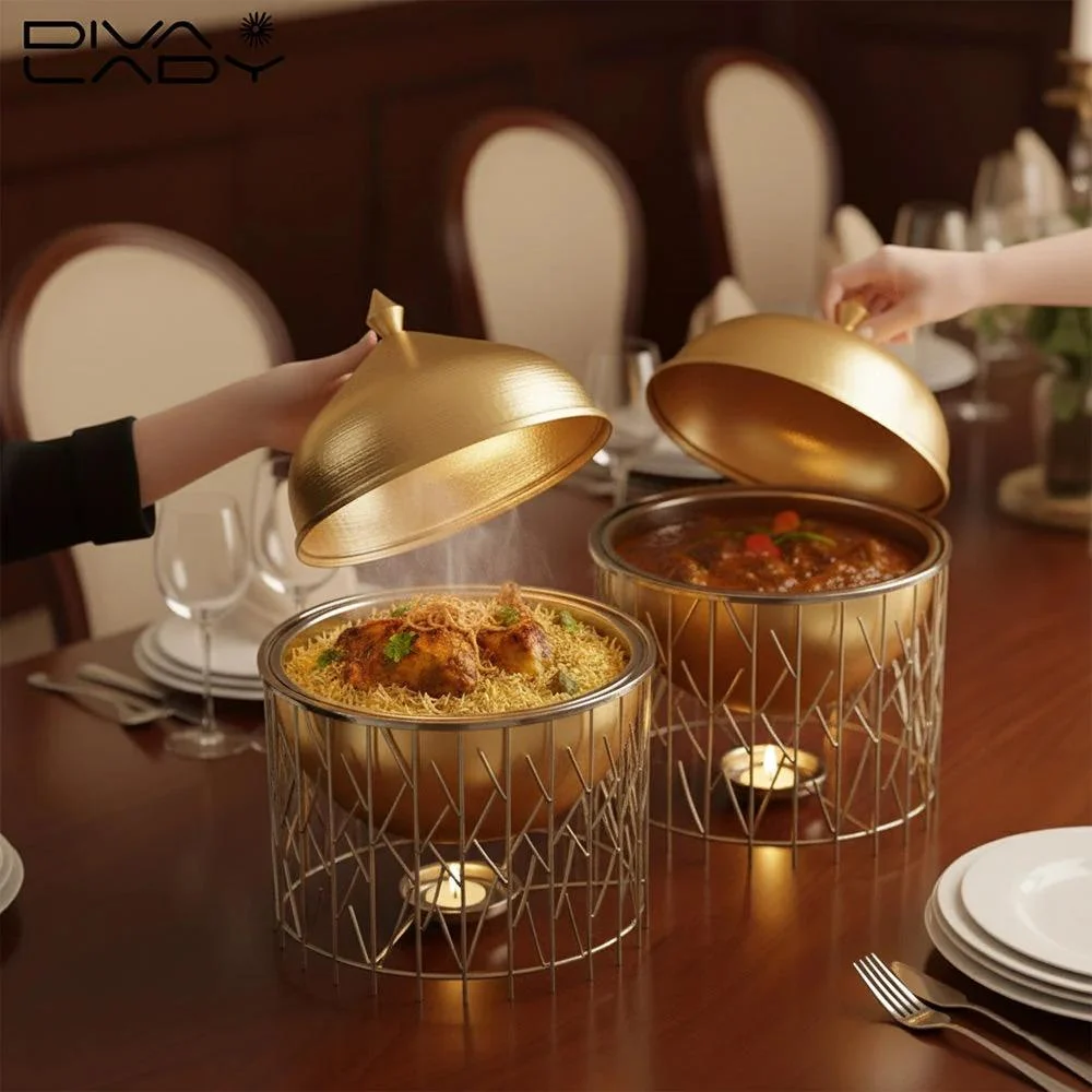 صف سخانات بوفيه ذهبية مرتبة لحفل كبير